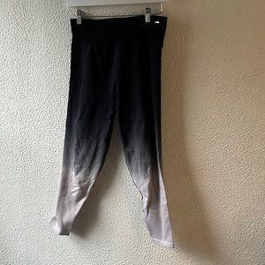 Victoria’s Secret Black Gray Ombré Ribbed Active Leggings. Size Large. Bin U